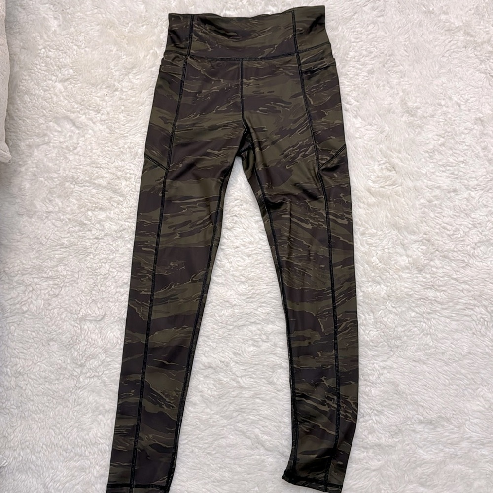 Gap teens camuflaje leggings.